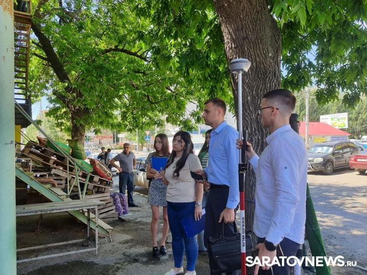 Возле саратовских магазинов сложно найти урны Возле саратовских магазинов сложно найти урны