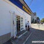 Возле саратовских магазинов сложно найти урны Возле саратовских магазинов сложно найти урны