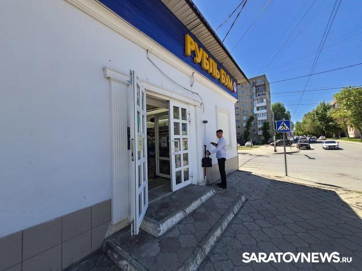 Возле саратовских магазинов сложно найти урны Возле саратовских магазинов сложно найти урны