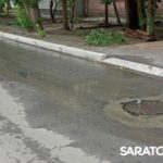 В Саратове потоп с 1-го Жилучастка добрался до стелы «Город трудовой доблести»