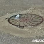 В Саратове потоп с 1-го Жилучастка добрался до стелы «Город трудовой доблести»