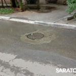 В Саратове потоп с 1-го Жилучастка добрался до стелы «Город трудовой доблести»