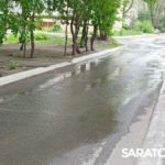 В Саратове потоп с 1-го Жилучастка добрался до стелы «Город трудовой доблести»