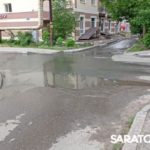 В Саратове потоп с 1-го Жилучастка добрался до стелы «Город трудовой доблести»