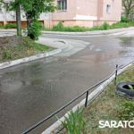 В Саратове потоп с 1-го Жилучастка добрался до стелы «Город трудовой доблести»
