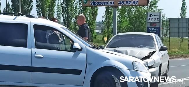 На выезде из Саратова столкнулись Chevrolet и «Ларгус» На выезде из Саратова столкнулись Chevrolet и «Ларгус»