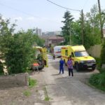 Медики скорой помощи вынесли с Кумысной поляны пациента с инсультом Медики скорой помощи вынесли с Кумысной поляны пациента с инсультом