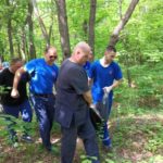 Медики скорой помощи вынесли с Кумысной поляны пациента с инсультом Медики скорой помощи вынесли с Кумысной поляны пациента с инсультом