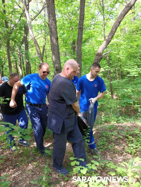 Медики скорой помощи вынесли с Кумысной поляны пациента с инсультом Медики скорой помощи вынесли с Кумысной поляны пациента с инсультом
