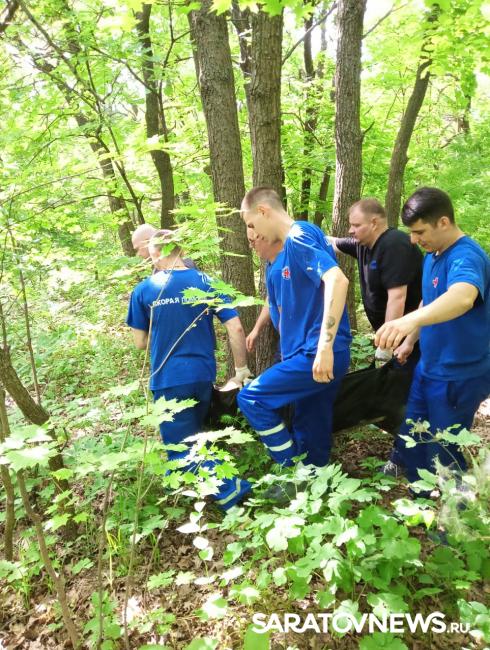 Медики скорой помощи вынесли с Кумысной поляны пациента с инсультом Медики скорой помощи вынесли с Кумысной поляны пациента с инсультом