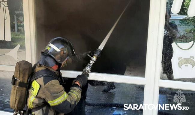 В Балакове горел магазин в пятиэтажке: эвакуировали 28 жильцов В Балакове горел магазин в пятиэтажке: эвакуировали 28 жильцов