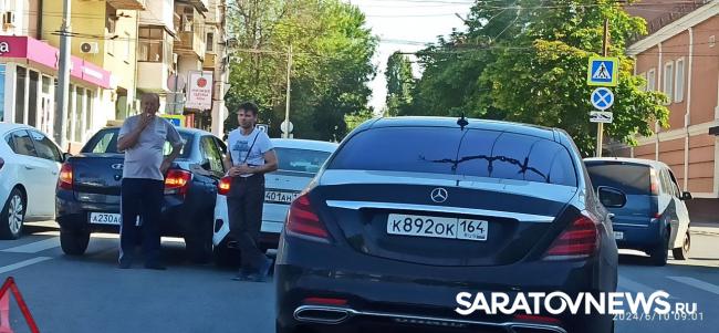 На Привокзальной площади в Саратове столкнулись две «Лады» На Привокзальной площади в Саратове столкнулись две «Лады»