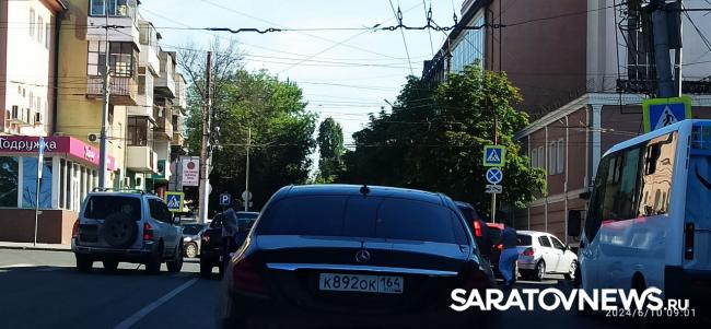 На Привокзальной площади в Саратове столкнулись две «Лады» На Привокзальной площади в Саратове столкнулись две «Лады»