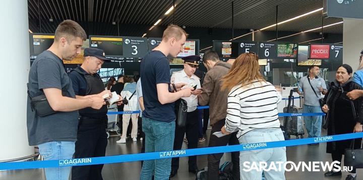 В Саратове транспортные полицейские задержали 19 мигрантов-нелегалов В Саратове транспортные полицейские задержали 19 мигрантов-нелегалов