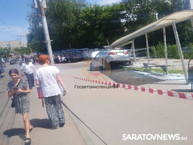 Автоледи протаранила остановку и иномарку в Заводском районе Саратова Автоледи протаранила остановку и иномарку в Заводском районе Саратова