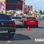На выезде из Саратова две иномарки создали пробку