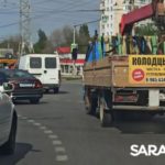 На выезде из Саратова две иномарки создали пробку