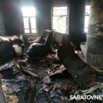 Из-за замыкания проводки после дождя в саратовском селе сгорел дом
