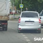 На кольце НИИ в Саратове грузовик и легковушка создали пробку На кольце НИИ в Саратове грузовик и легковушка создали пробку