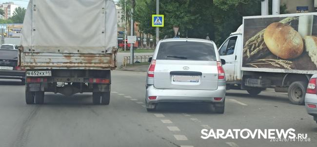 На кольце НИИ в Саратове грузовик и легковушка создали пробку На кольце НИИ в Саратове грузовик и легковушка создали пробку