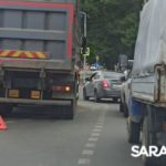 На кольце НИИ в Саратове грузовик и легковушка создали пробку На кольце НИИ в Саратове грузовик и легковушка создали пробку