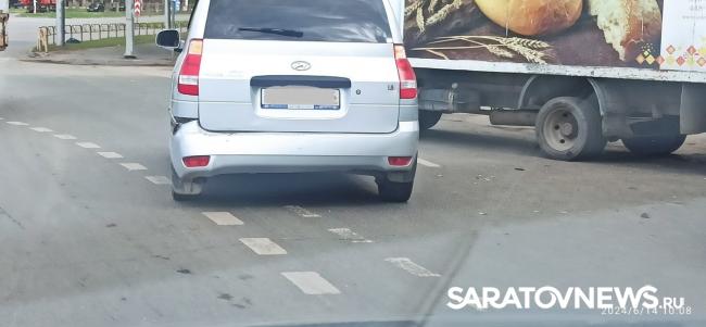 На кольце НИИ в Саратове грузовик и легковушка создали пробку На кольце НИИ в Саратове грузовик и легковушка создали пробку