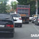 На кольце НИИ в Саратове грузовик и легковушка создали пробку На кольце НИИ в Саратове грузовик и легковушка создали пробку