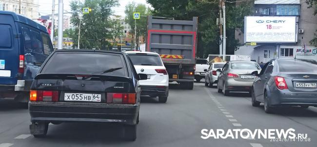 На кольце НИИ в Саратове грузовик и легковушка создали пробку На кольце НИИ в Саратове грузовик и легковушка создали пробку