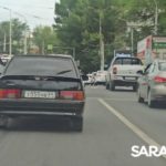 На кольце НИИ в Саратове грузовик и легковушка создали пробку На кольце НИИ в Саратове грузовик и легковушка создали пробку