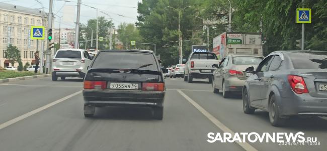 На кольце НИИ в Саратове грузовик и легковушка создали пробку На кольце НИИ в Саратове грузовик и легковушка создали пробку