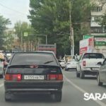 На кольце НИИ в Саратове грузовик и легковушка создали пробку На кольце НИИ в Саратове грузовик и легковушка создали пробку