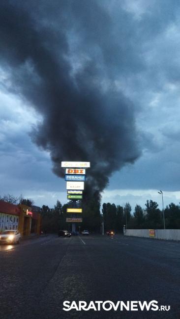У «Оранжевого» в Саратове полыхает заброшенный дом У «Оранжевого» в Саратове полыхает заброшенный дом