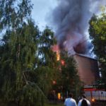 У «Оранжевого» в Саратове полыхает заброшенный дом У «Оранжевого» в Саратове полыхает заброшенный дом