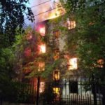 У «Оранжевого» в Саратове полыхает заброшенный дом У «Оранжевого» в Саратове полыхает заброшенный дом