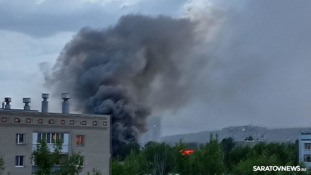 У «Оранжевого» в Саратове полыхает заброшенный дом У «Оранжевого» в Саратове полыхает заброшенный дом