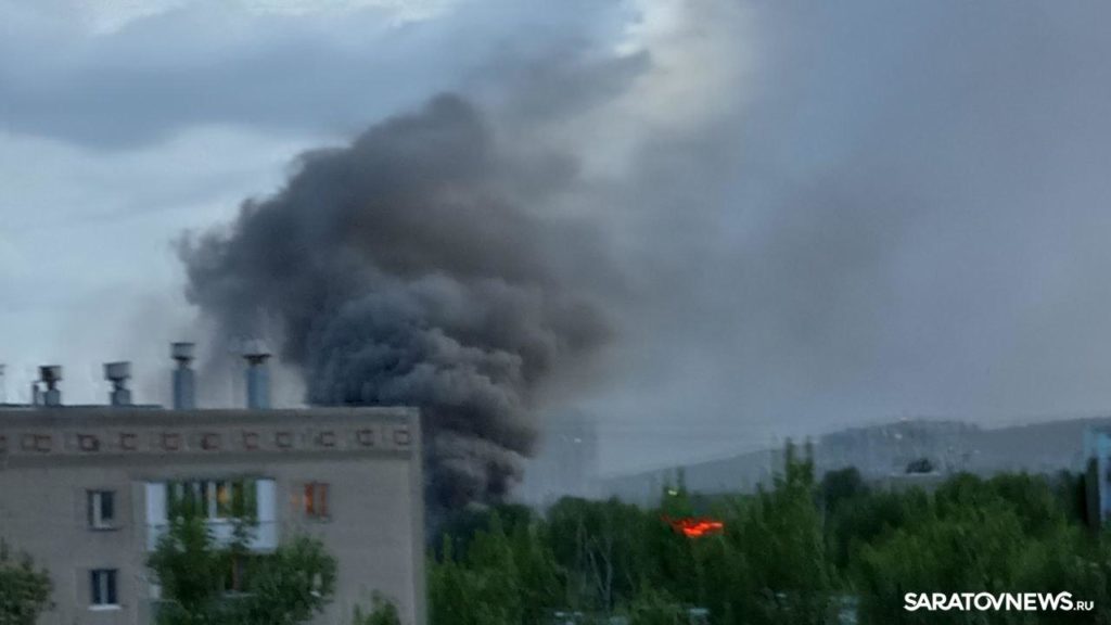 У «Оранжевого» в Саратове полыхает заброшенный дом У «Оранжевого» в Саратове полыхает заброшенный дом