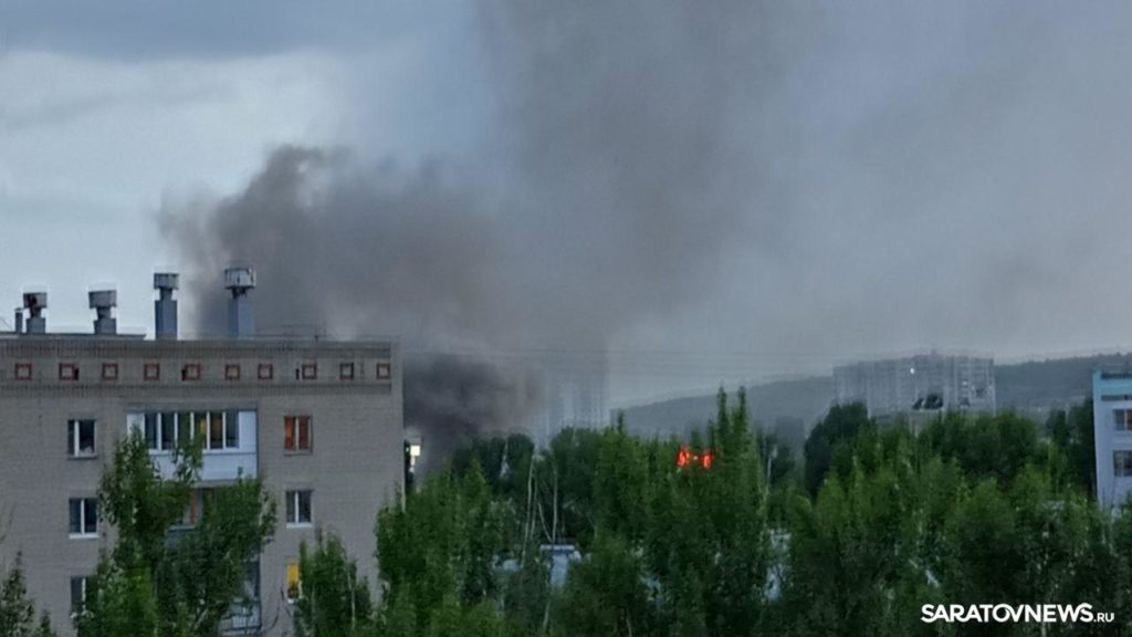 У «Оранжевого» в Саратове полыхает заброшенный дом У «Оранжевого» в Саратове полыхает заброшенный дом
