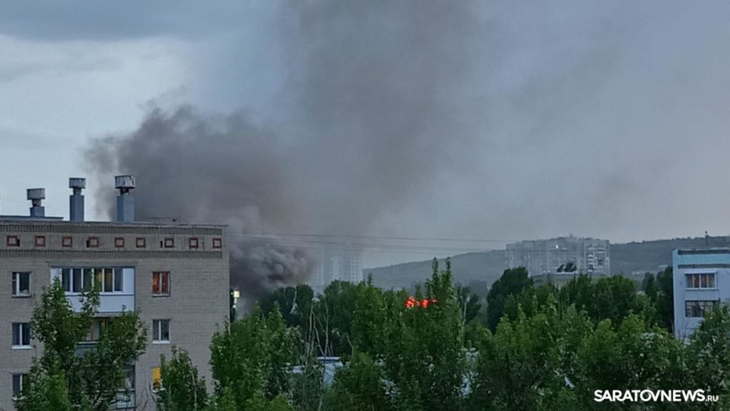 У «Оранжевого» в Саратове полыхает заброшенный дом У «Оранжевого» в Саратове полыхает заброшенный дом