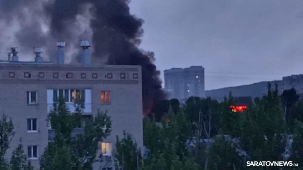 У «Оранжевого» в Саратове полыхает заброшенный дом У «Оранжевого» в Саратове полыхает заброшенный дом