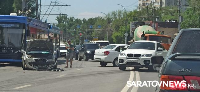 Из-за ДТП перед путепроводом в Заводском районе Саратова образовалась пробка Из-за ДТП перед путепроводом в Заводском районе Саратова образовалась пробка