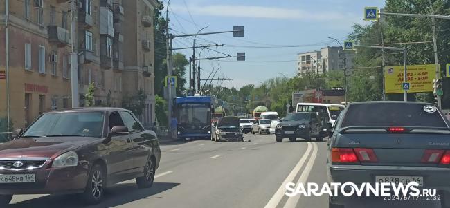 Из-за ДТП перед путепроводом в Заводском районе Саратова образовалась пробка Из-за ДТП перед путепроводом в Заводском районе Саратова образовалась пробка