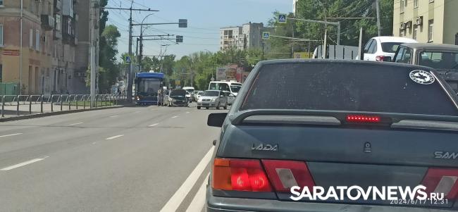 Из-за ДТП перед путепроводом в Заводском районе Саратова образовалась пробка Из-за ДТП перед путепроводом в Заводском районе Саратова образовалась пробка