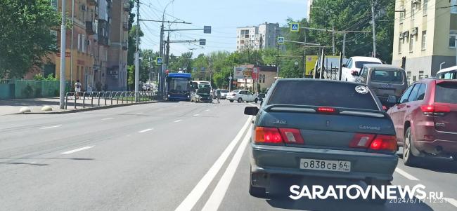 Из-за ДТП перед путепроводом в Заводском районе Саратова образовалась пробка Из-за ДТП перед путепроводом в Заводском районе Саратова образовалась пробка