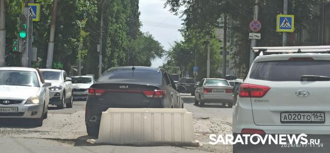 Из-за ДТП перед путепроводом в Заводском районе Саратова образовалась пробка Из-за ДТП перед путепроводом в Заводском районе Саратова образовалась пробка