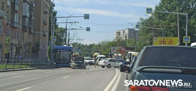 Из-за ДТП перед путепроводом в Заводском районе Саратова образовалась пробка Из-за ДТП перед путепроводом в Заводском районе Саратова образовалась пробка