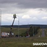 На участке трассы у поворота на Шиханы идет установка дополнительного освещения На участке трассы у поворота на Шиханы идет установка дополнительного освещения