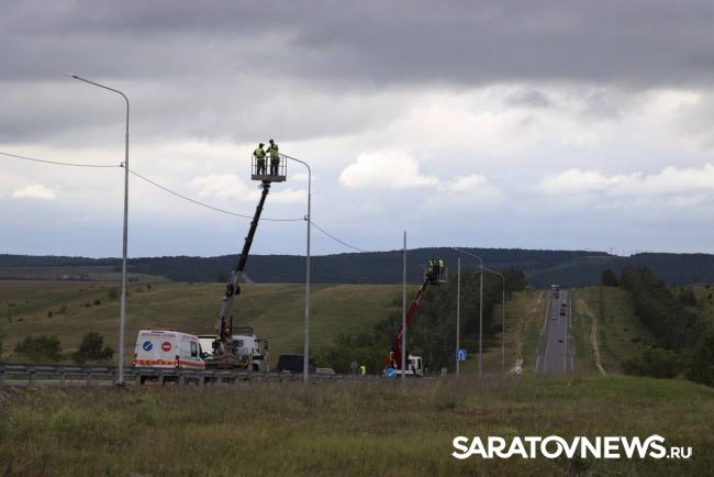 На участке трассы у поворота на Шиханы идет установка дополнительного освещения На участке трассы у поворота на Шиханы идет установка дополнительного освещения