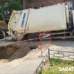 В центре Саратова мусоровоз провалился под асфальт