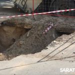 В центре Саратова мусоровоз провалился под асфальт