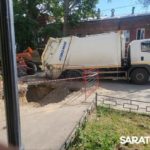 В центре Саратова мусоровоз провалился под асфальт